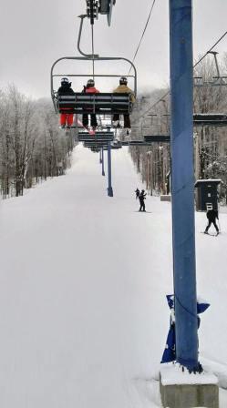 Bromont, montagne d'expériences - Une petite neige légère tombe sans arrêt